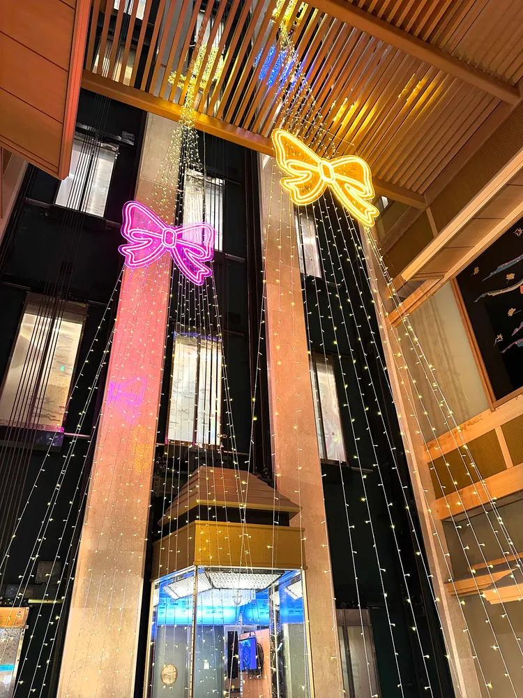 挑空大廳以金澤兼六園「雪吊」為靈感，打造燈球堆疊的聖誕樹造景，呈現冬夜星光意象。日勝生加賀屋提供