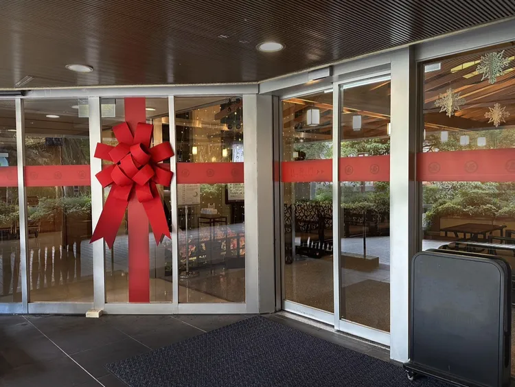 館內入口綴以大型蝴蝶結裝飾，營造宛如拆開禮物般的節慶迎賓氛圍。日勝生加賀屋提供
