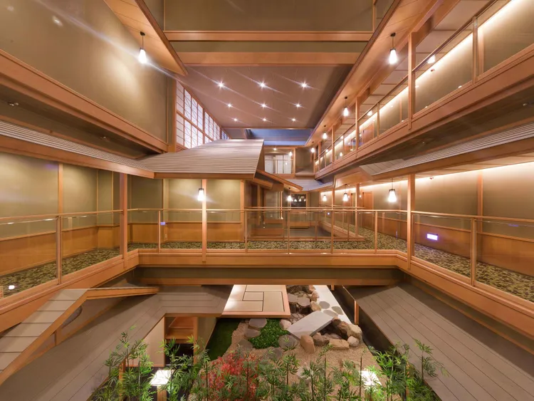 日本百年溫泉旅館體系加賀屋承襲數寄屋建築與職人工藝，於北投呈現兼具文化底蘊的日式空間。日勝生加賀屋提供