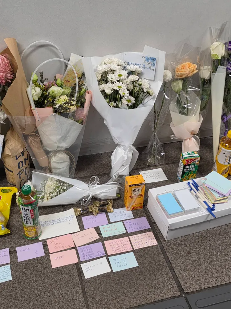 張文攻擊事件後，北車M7出口附近大批民眾獻花悼念罹難者。吳惠菁攝