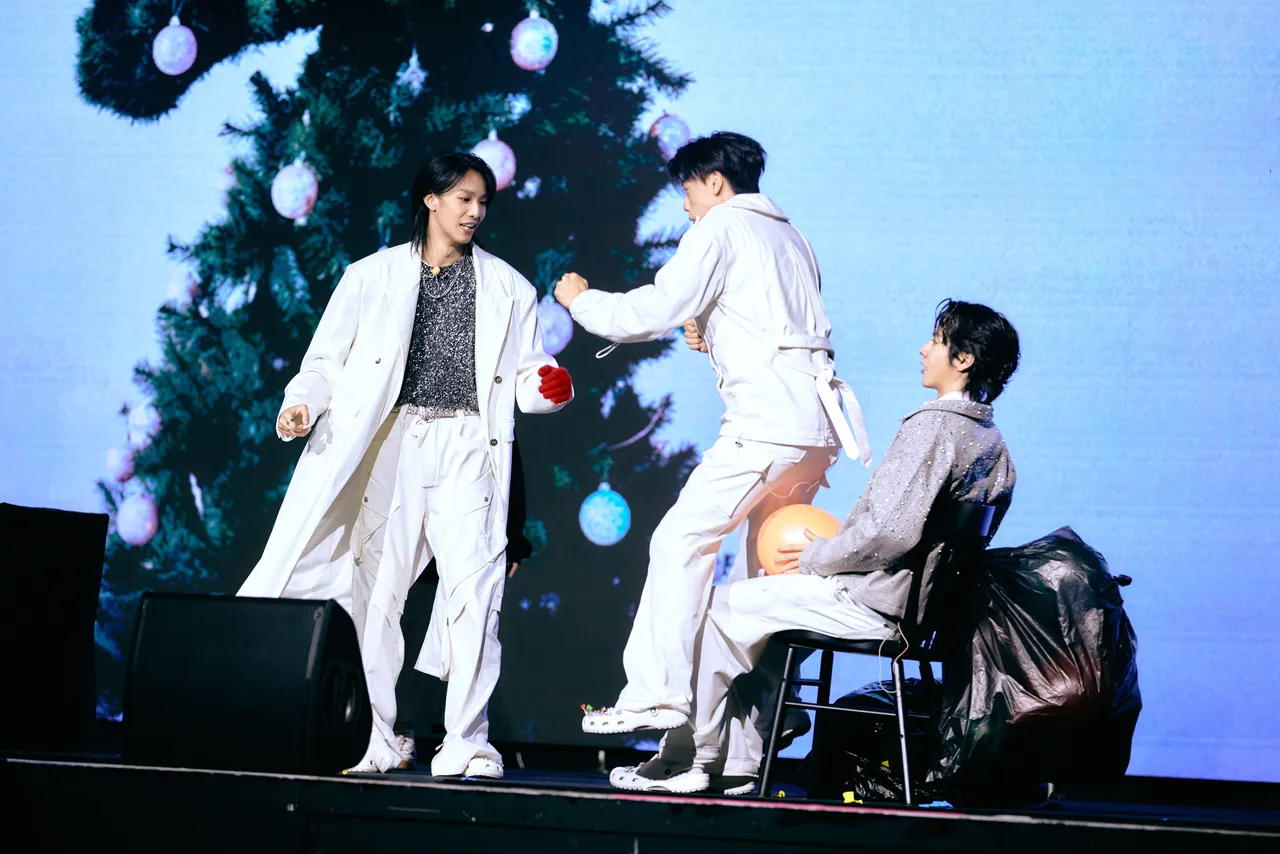 Ozone台上玩游戏环节逗笑粉丝。索尼音乐提供