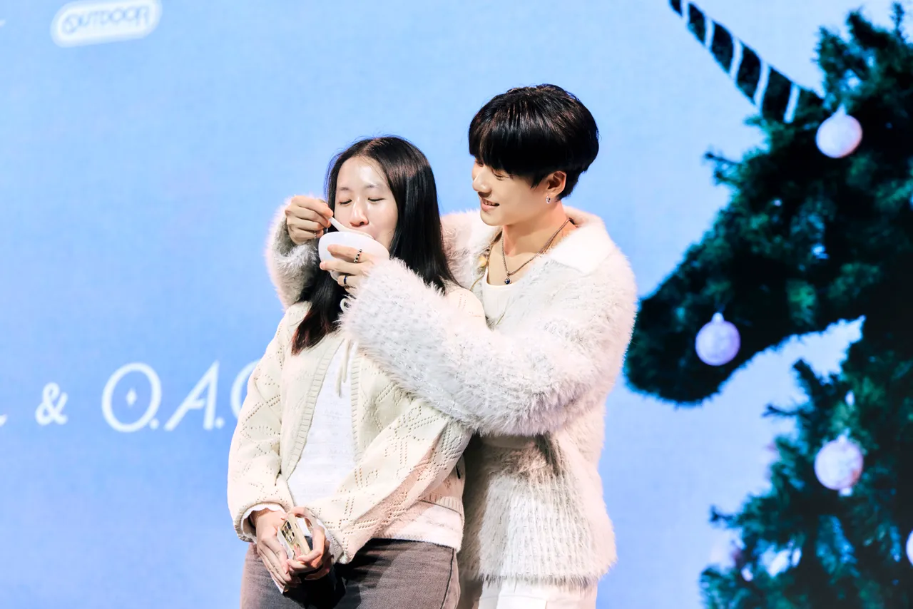 祖安（右）亲喂粉丝吃冬至汤圆。索尼音乐提供