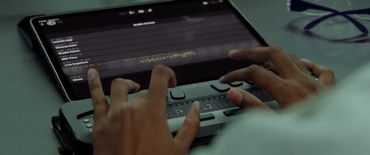 身心障礙學生透過iPad的「點字取用」功能進行筆記與閱讀，讓課堂學習與日常資訊更容易取得。Apple提供