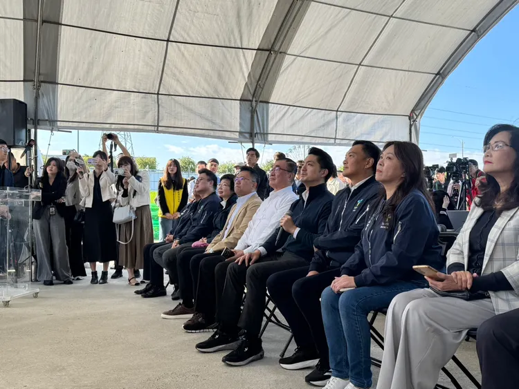 李四川與蔣萬安一同視察北士科T17、T18基地。張綵茜攝