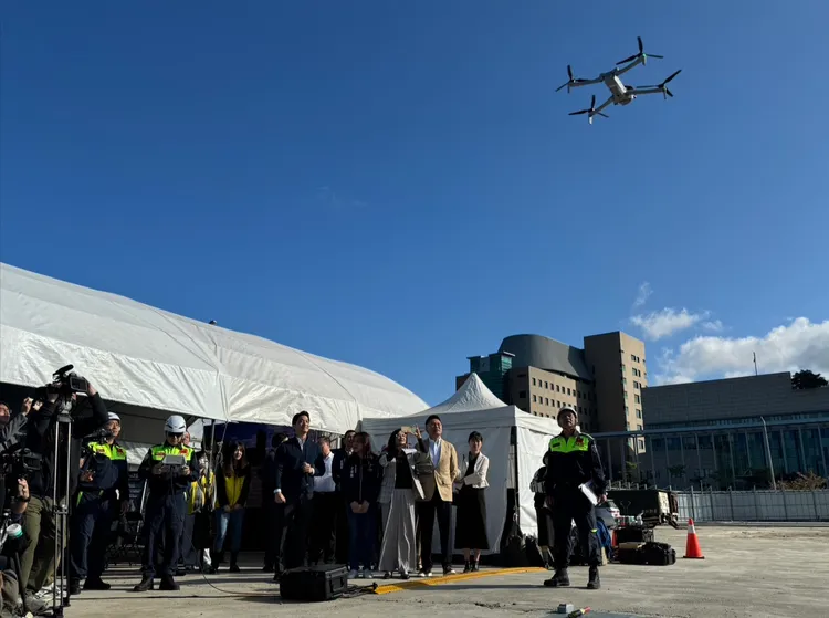 蔣萬安操作無人機俯瞰基地。張綵茜攝