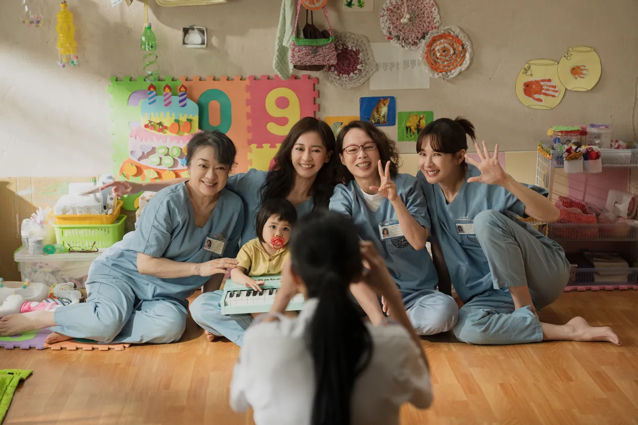 翁倩玉（左）在电影中不仅素颜上阵，还刻意把头发刷白。壹壹喜喜提供