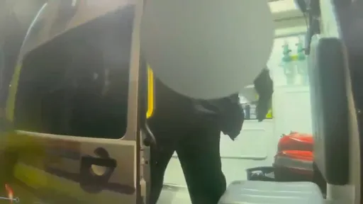 疑精神疾病发作！男子由住家阳台朝马路丢掷物品　因这事僵持4小时