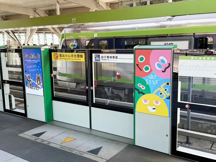 月台上代表五月天的五色表情球陪著旅客一同候車。市府提供