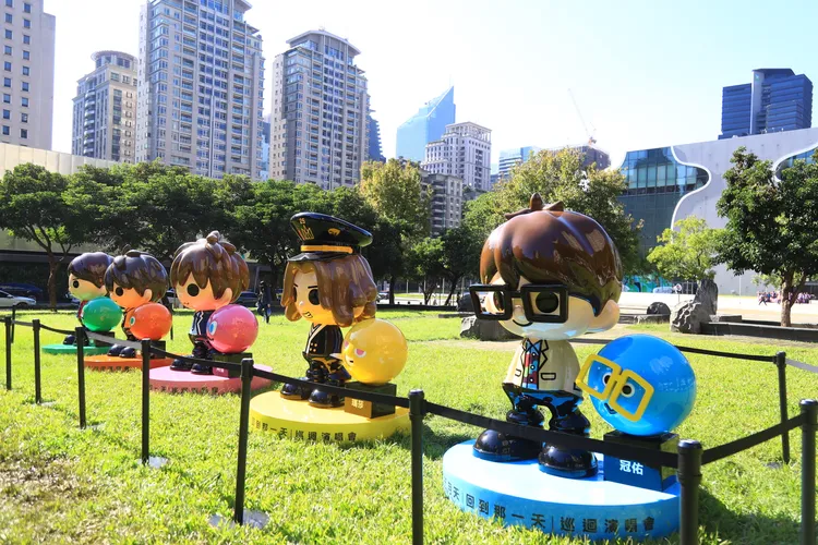 五座巨型五月天公仔與夏綠地公園綠地相映。市府提供