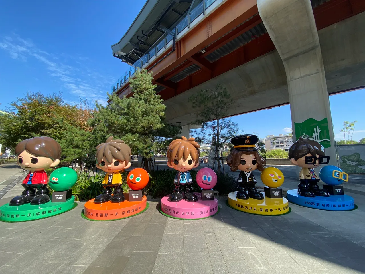 「五月天Q版限定造型公仔」于捷运松竹站户外亮相。市府提供