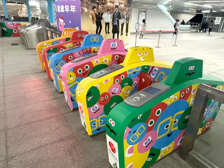 閘門主題設計讓五月天陪著粉絲一起從捷運啟程。市府提供