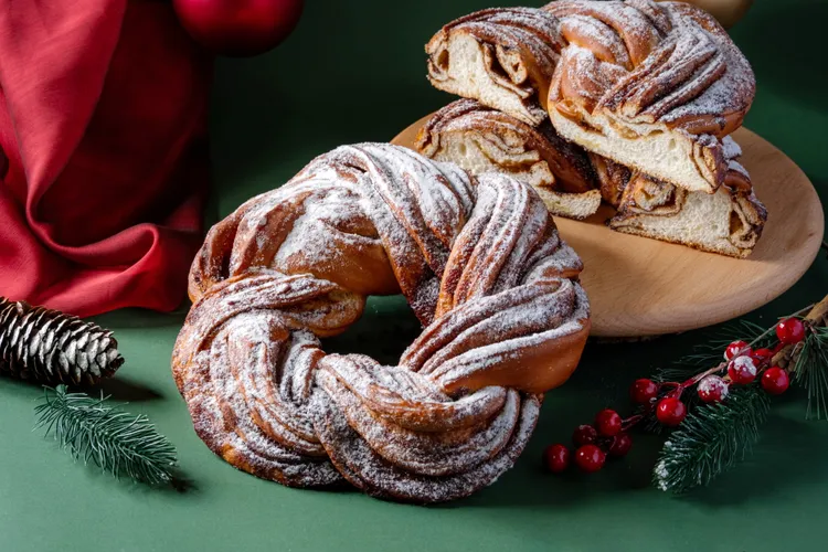 以聖誕圈造型呈現的聖誕肉桂捲。業者提供