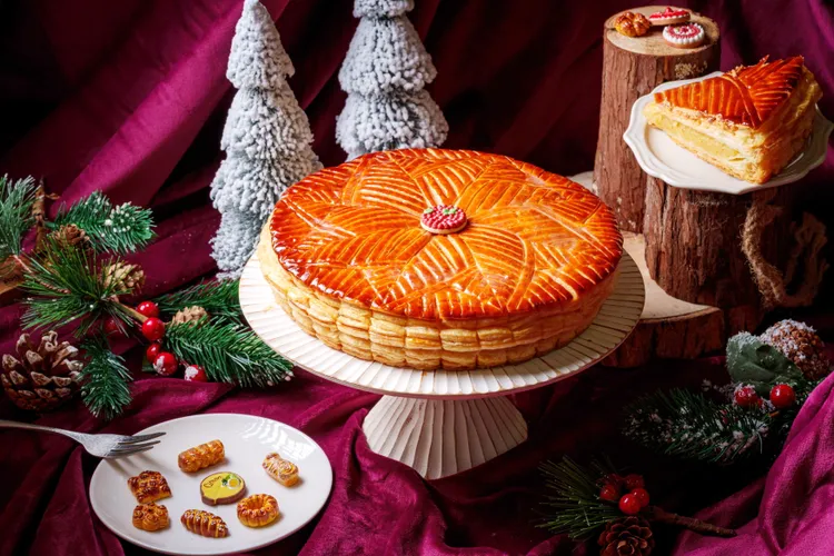 國王派特別隱藏一顆象徵幸運的小瓷偶（ fève ），將幸福藏在派裡，一口咬出好運氣。業者提供