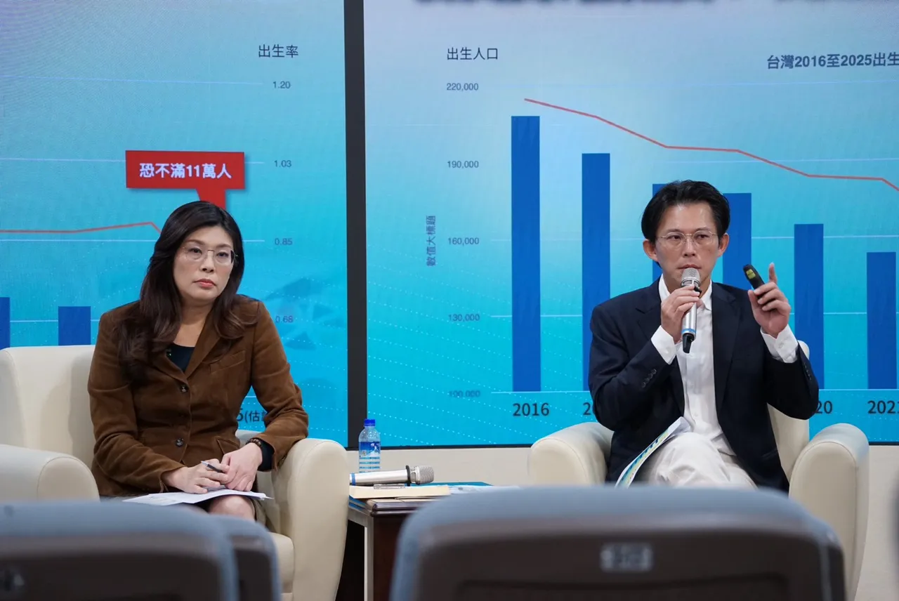 黄国昌参战新北市长！郑丽文：明年3月是蓝白合底线