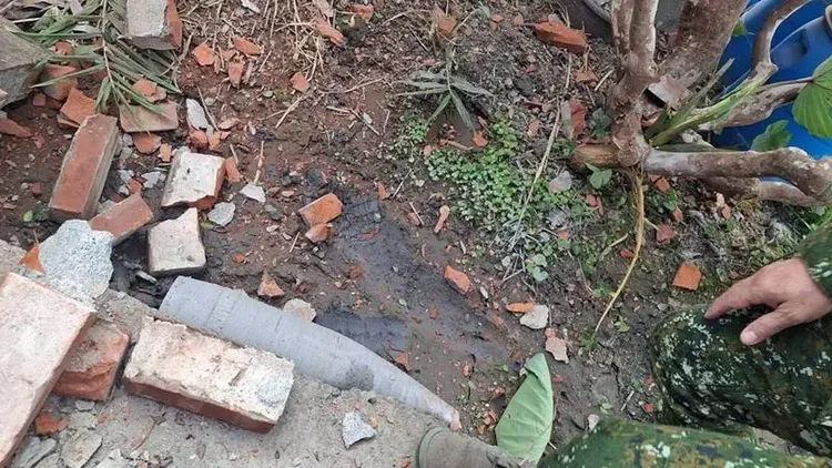 榴彈就落在民宅磚牆旁，所幸沒有爆炸。民眾提供