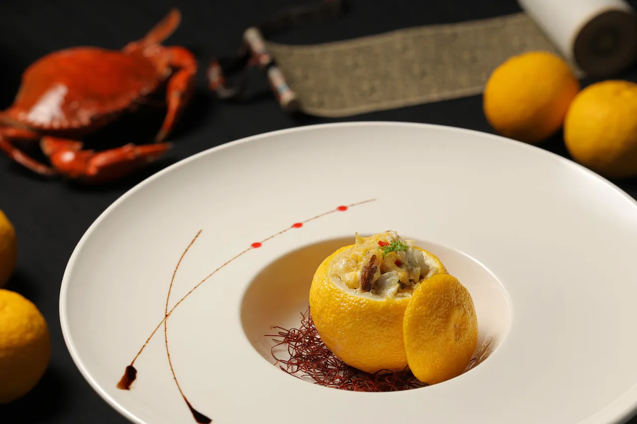 由故宮晶華推出的「大宋風華雅宴」套餐中，吸睛菜色包含讓宋孝宗愛不釋口的「蟹釀橙」，主廚在挖空的香橙中填入鑊氣滿滿的蟹料，果香與蟹香交融，香氣馥郁、滋味鮮美。台北晶華提供