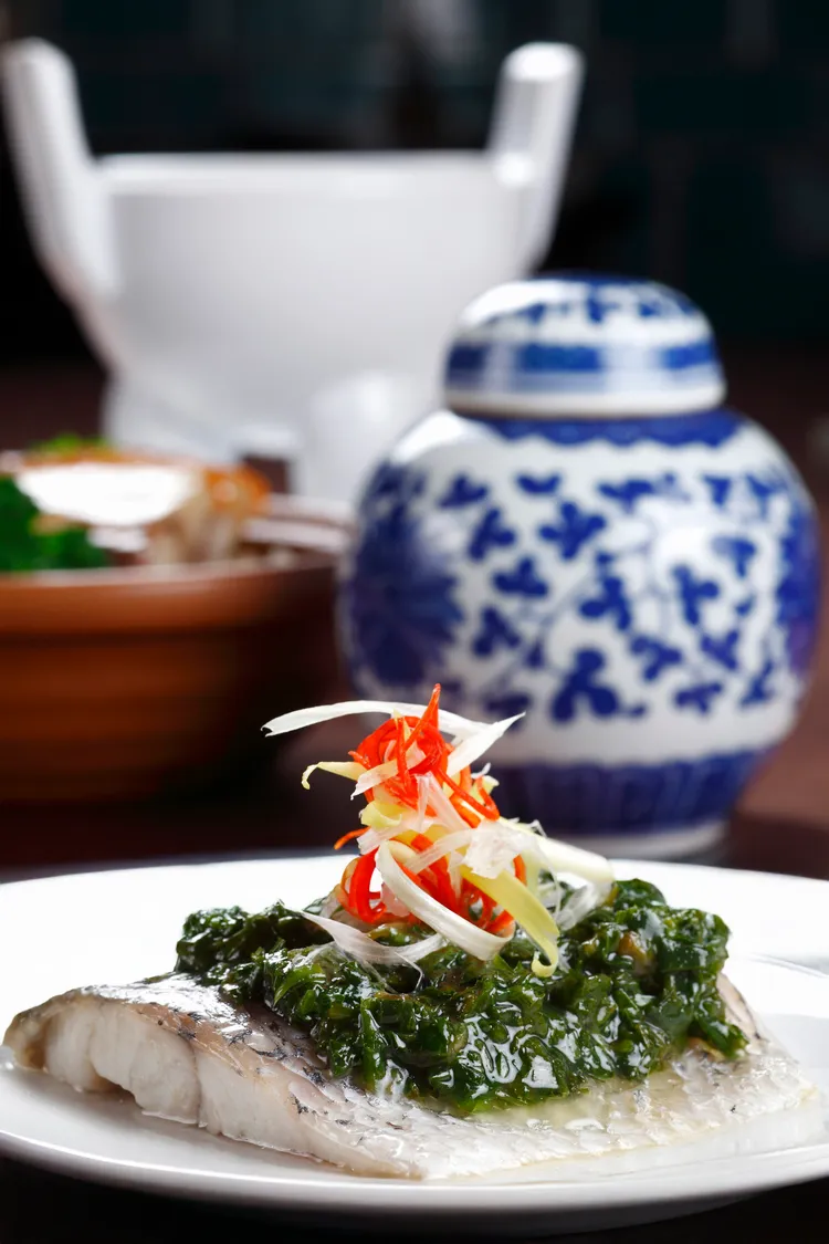 故宮晶華主廚以深受宋代文人喜愛的名菜--「金齏玉膾」為靈感，選用新鮮鱸魚切片清蒸，搭配鹹香爽脆的漬菜，重現千年前的清雅風味。台北晶華提供