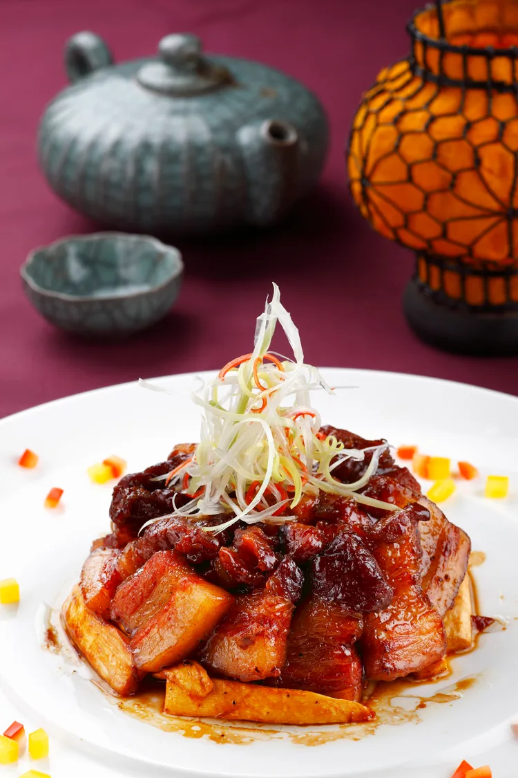 點用「大宋風華雅宴」的食客，可以品嘗到宋徽宗壽宴菜色之一的「爆肉」，主廚以五花肉片搭配沙薑、冰糖與花雕酒炒製而成，香氣濃郁誘人。台北晶華提供