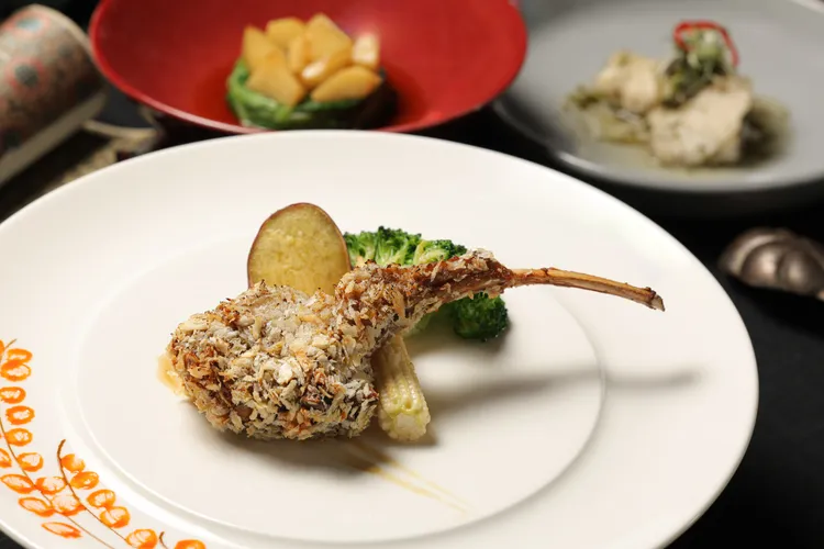 故宮晶華推出的「大宋風華雅宴」中匯集多道宋代宮廷美饌，其中「炙子骨頭」取材自宋徽宗壽宴菜譜，主廚將羊肋排油炸後，再以辛香料與紹興酒燉煮入味，最後炙烤鎖汁，外酥內嫩、香氣濃郁。台北晶華提供