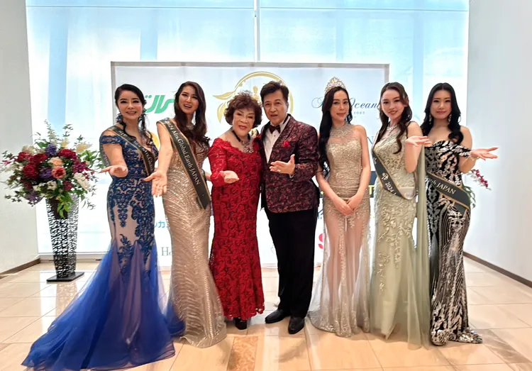 阿姑（左三起）李朝永一到後台，選美佳麗搶著拍照。李朝永提供