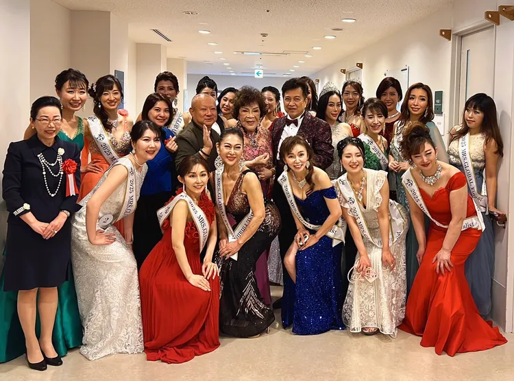 李朝永與周遊（中）被參賽佳麗簇擁。李朝永提供