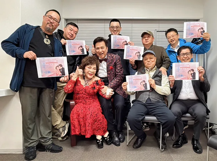 周遊和李朝永與粉絲群一起合影。李朝永提供