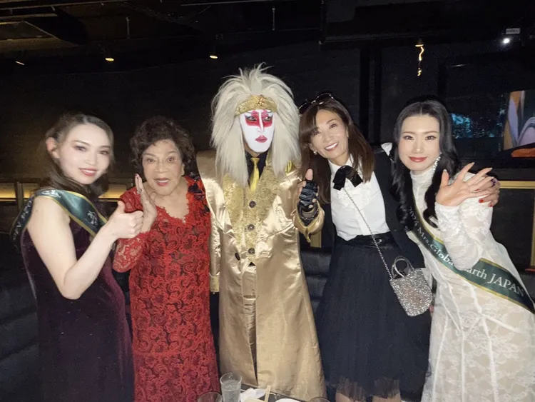 周遊（左二）與日本搖滾樂Labuki Rocks中島史恵及參賽者合影。李朝永提供