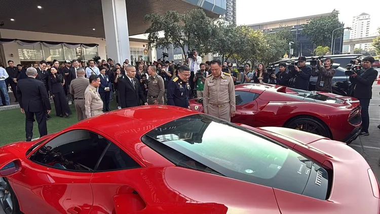 泰国宣示打诈决心，总理阿努廷查看警方所查扣的诈骗集团法拉利跑车。翻摄innnews网站