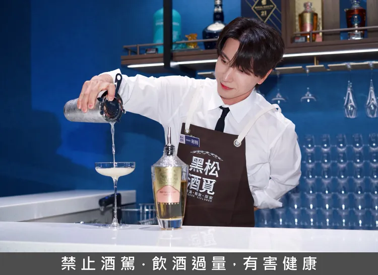 利特化身最帥調酒師，現學現賣調酒。彭欣偉攝