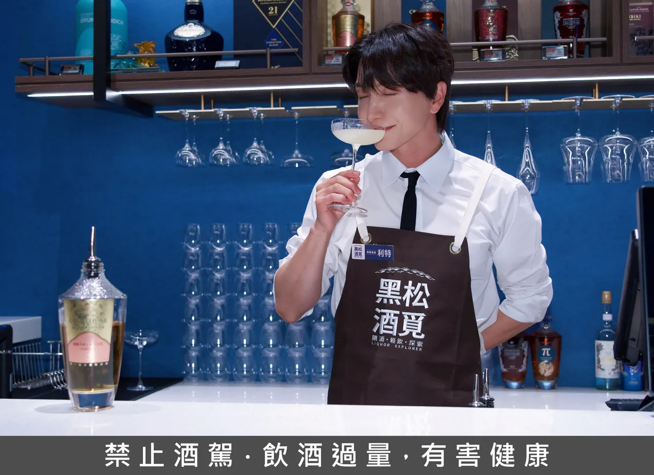 利特調完酒喝了一杯，笑說有點暈了。彭欣偉攝