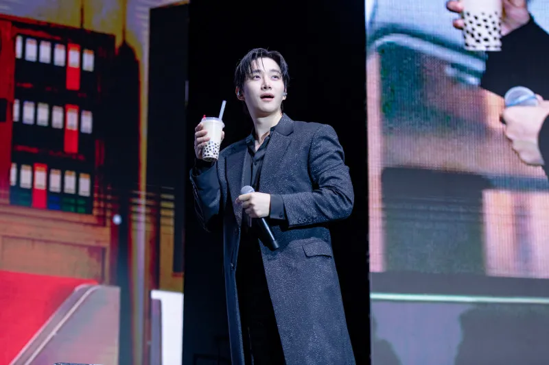 李俊昊品尝珍珠奶茶。SHOWOFFICE提供