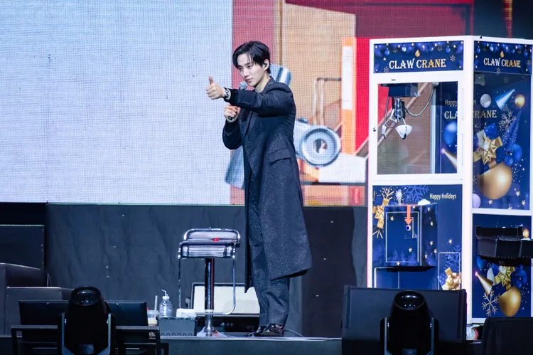 李俊昊化身《颱風商社》的牆太風社長，來見台北分公司員工。SHOWOFFICE提供