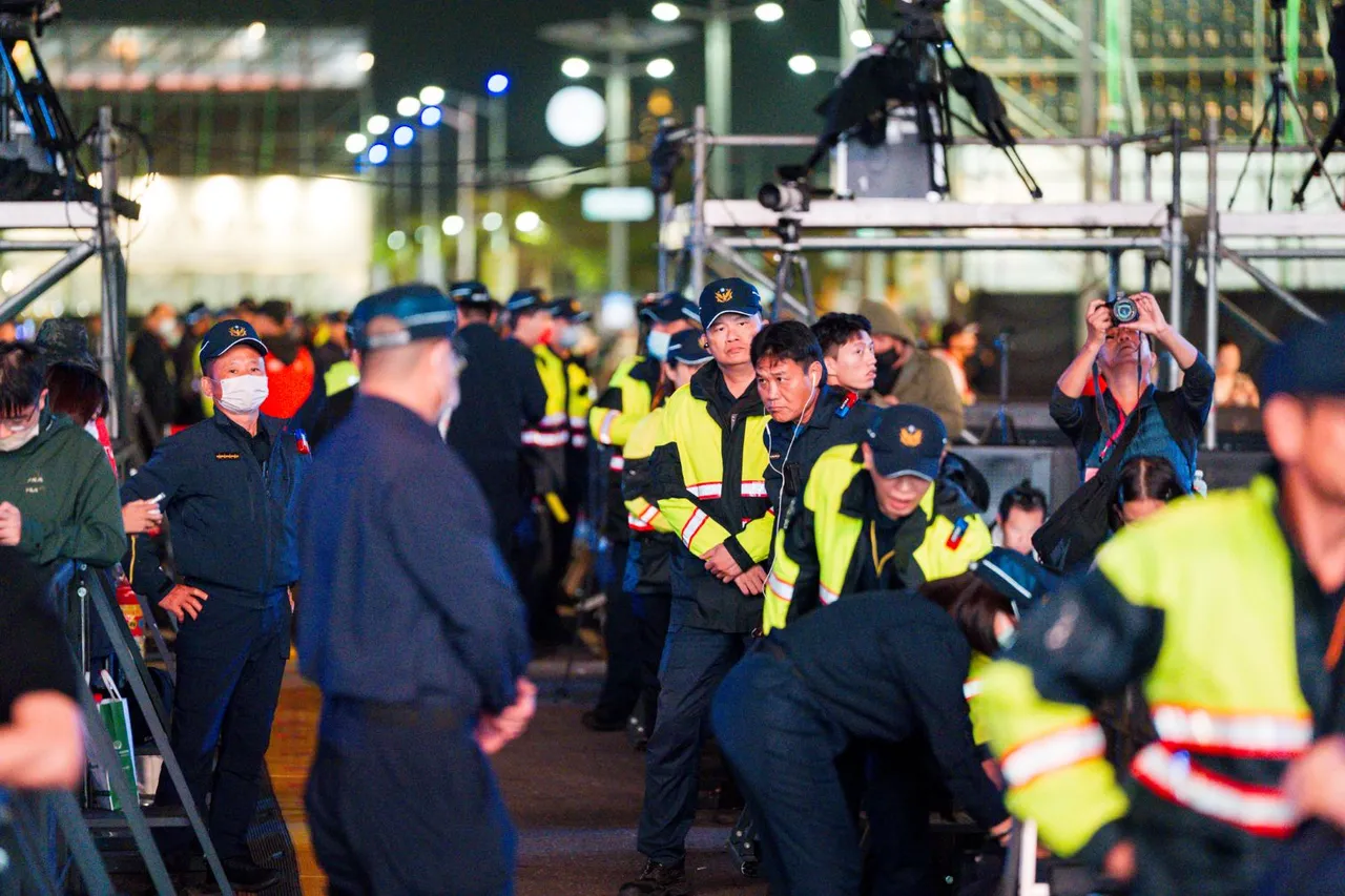 高雄跨年夜出动警力、民力约1295名，并设置舞台前事故处理小组及防踩踏警组。翻摄画面