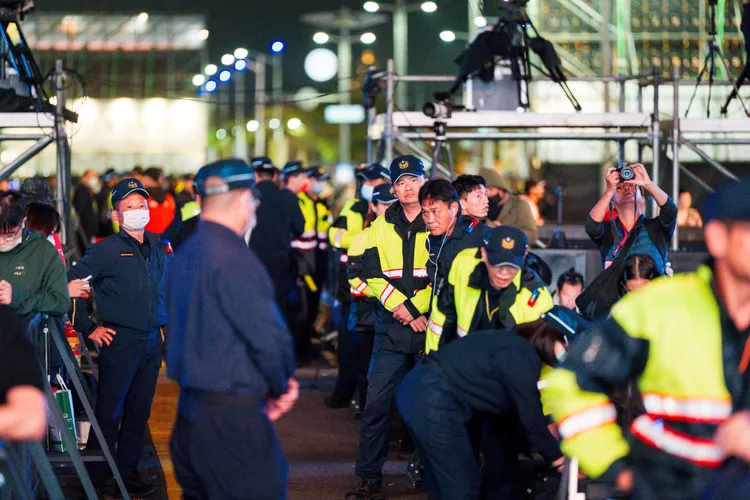 高雄跨年夜出動警力、民力約1295名，並設置舞台前事故處理小組及防踩踏警組。翻攝畫面