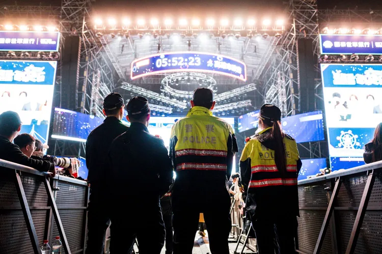 高雄跨年夜出動警力、民力約1295名，並設置舞台前事故處理小組及防踩踏警組。翻攝畫面