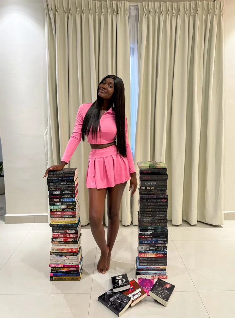 Armah實際上讀的不只是這些書，還有電子書。翻攝Ｘ