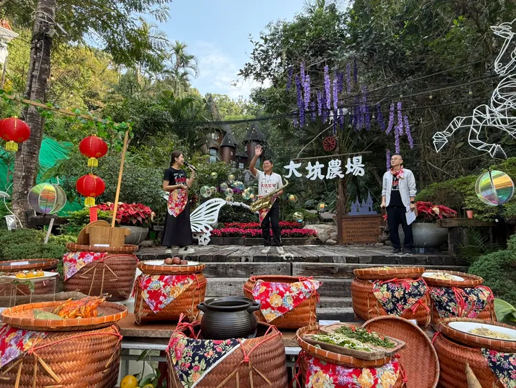 農村與水保署「田媽媽期末聯繫會報」昨天登場，地主大坑休閒農場以「飯擔文化」熱情款待。大坑休閒農場提供