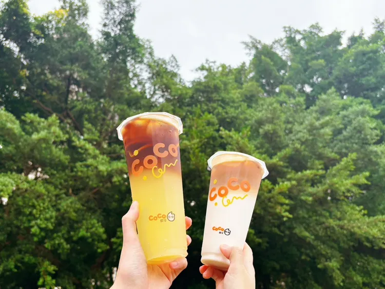 4款現磨咖啡新品包含「台灣柳丁美式」（左）、「生椰職人拿鐵」等。CoCo都可提供