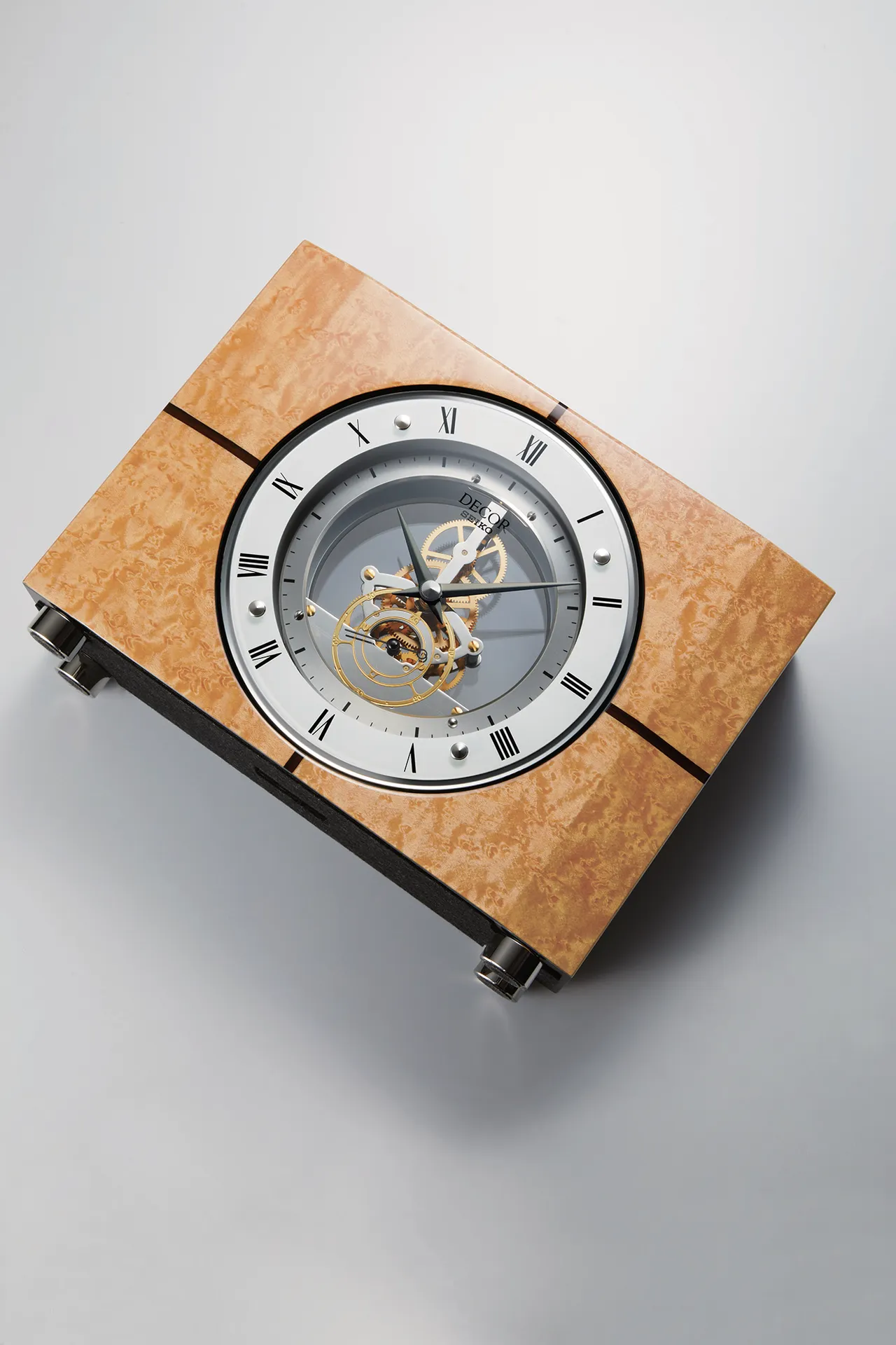 AZ761A 嚴選珍稀鳥眼楓木作為主體，經過木象嵌工藝使木框表面散發出鏡面般的深邃光澤。品牌提供