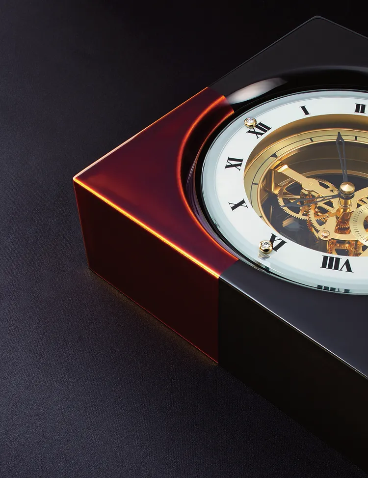 BZ810K將金箔細緻嵌入外框，不同角度下閃現出深紅與金色交織的層次之美。品牌提供