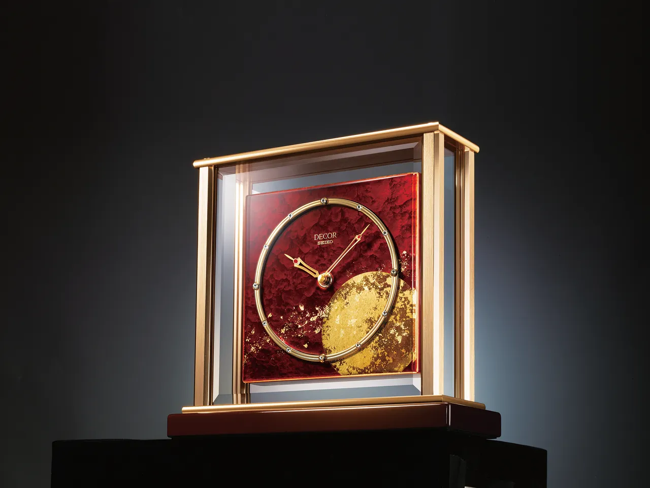 Seiko Clock DECOR系列「風月塗」AZ760R座鐘以白檀塗與金箔技法，展現出雲霞與月光層次，11萬8000元。品牌提供