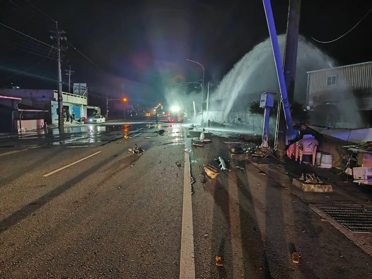 消防栓被撞斷水勢如噴泉，車輛零件散落一地可見事發時慘烈，林男送醫後不治身亡。翻攝照片