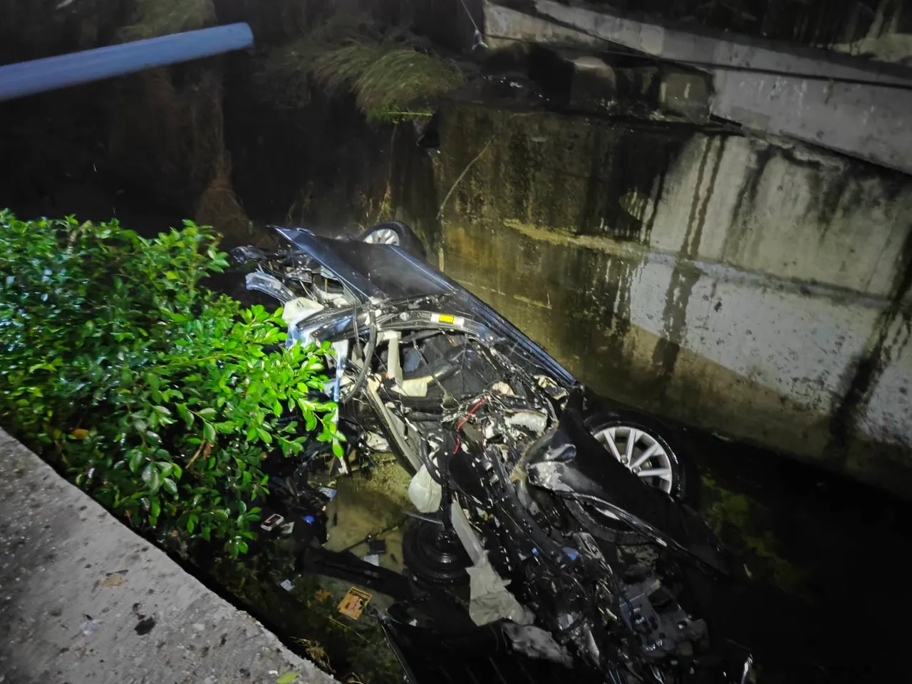 嘉义轿车自撞摔大排成废铁　22岁男驾驶送医不治