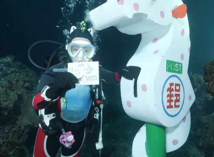 錦雯每年跨年都潛入海底頭明信片，給自己祝福。民視提供