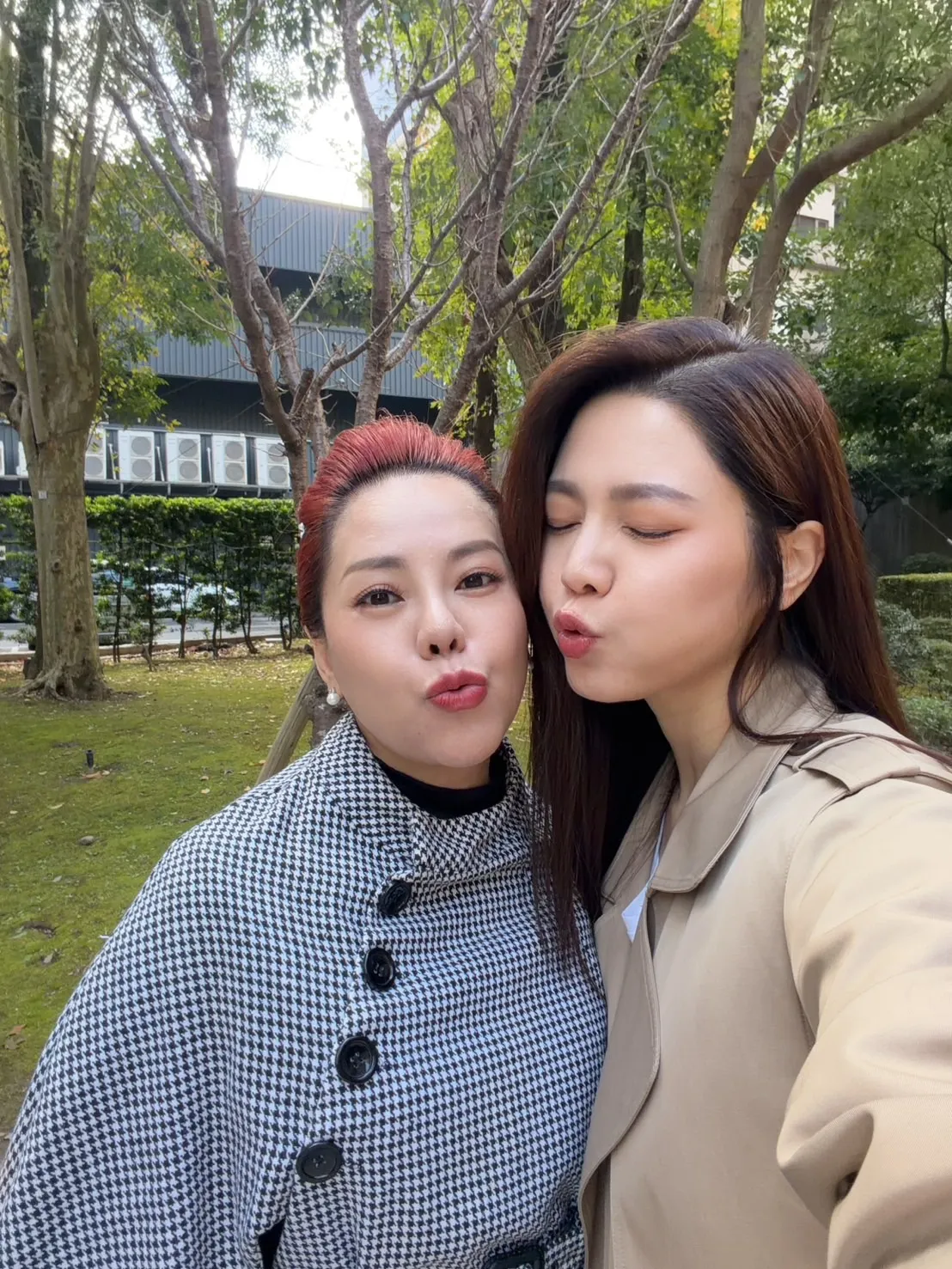 錦雯（左）聽白家綺喊她媽，感到溫暖。民視提供