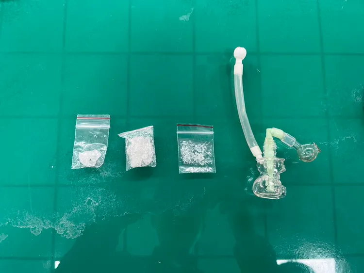 警方起出安非他命毒品3小包及吸食器。翻攝畫面