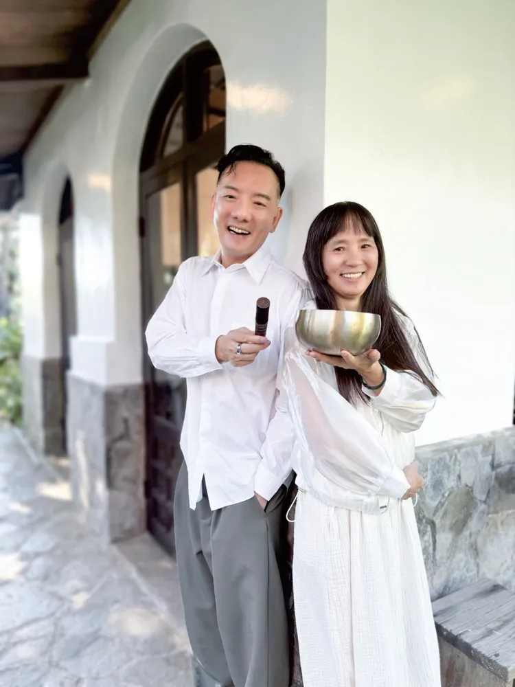 田定豐（左）攜手朱衍舞將於明年1月11日在台大集思會議中心舉辦「聲波療癒分享會」。唱戲世界娛樂提供