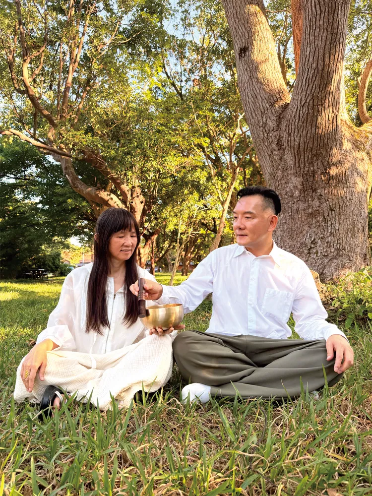 田定豐（右）與朱衍舞將頌缽作為「身心吸塵器」。唱戲世界娛樂