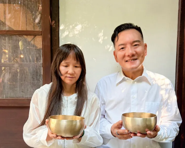 田定丰（右）与朱衍舞推出新书《敲出自我疗愈力》。唱戏世界娱乐提供