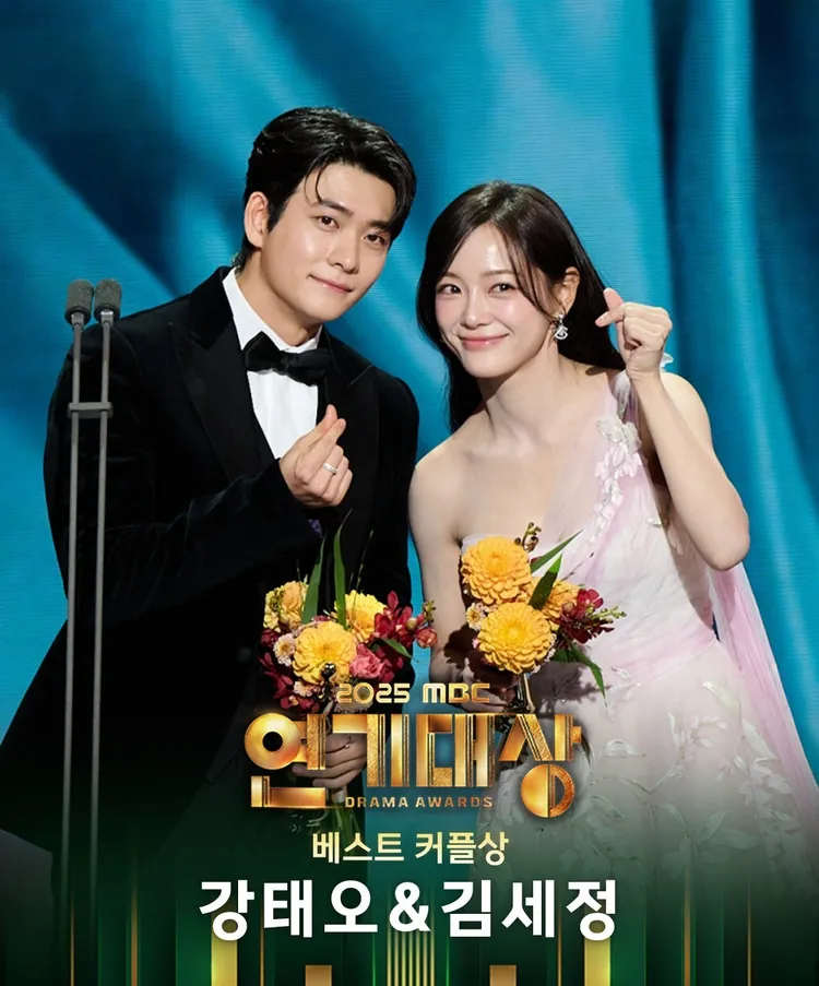 姜泰伍（左）、金世正以《月亮在江邊流敞》分別獲得最優秀男女演員獎，粉絲票選的最佳情侶獎。翻攝MBC